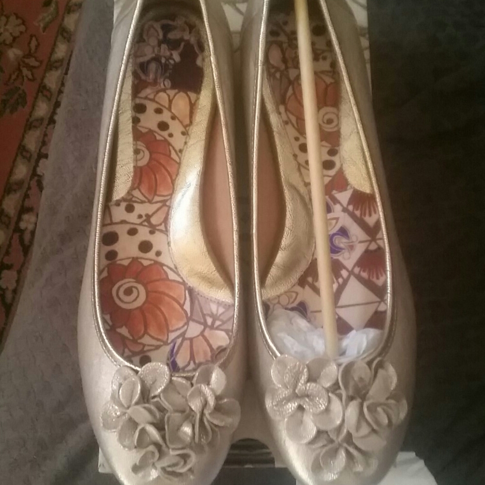 b.o.c. flower embellished flats brand new in box